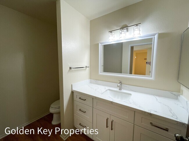 Building Photo - Welcome to this stunning duplex located in beautiful Bonsall!