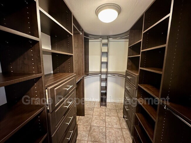Building Photo - 852 S Quail Way