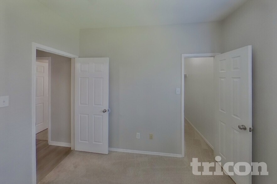 Building Photo - 3005 Glenrose Dr