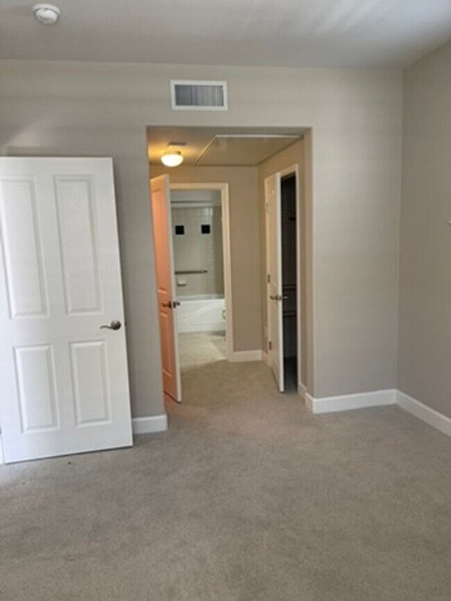 Building Photo - Fabulous Montebello condo, walk/bike to Ap...
