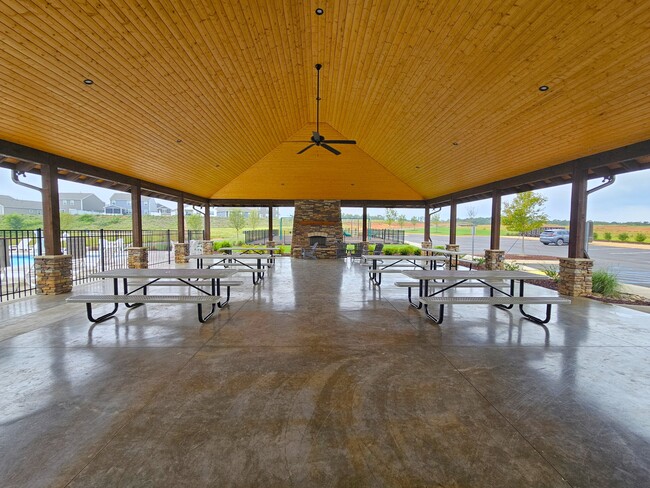 Building Photo - 942 Pineland Dr