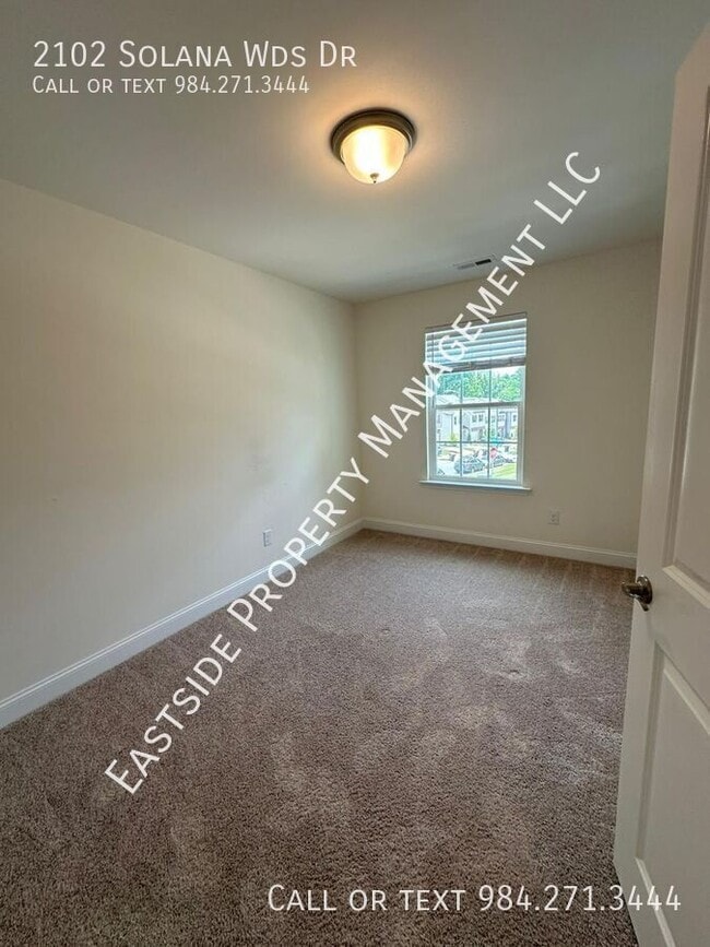 Building Photo - 2102 Solana Wds Dr