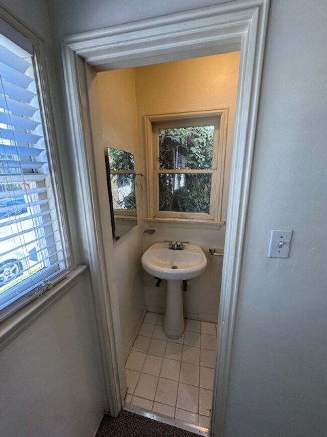 Building Photo - 3811 E 10th St