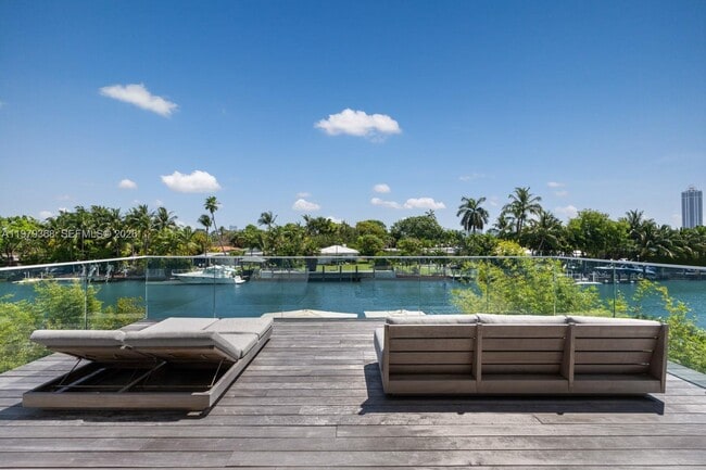 Building Photo - 1051 W 48th St