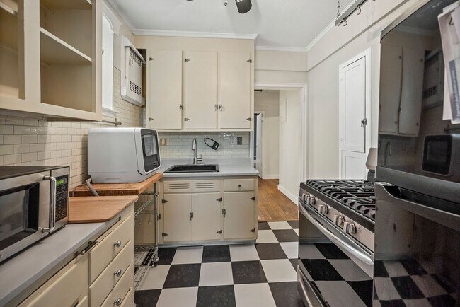 Building Photo - 56 Elm St