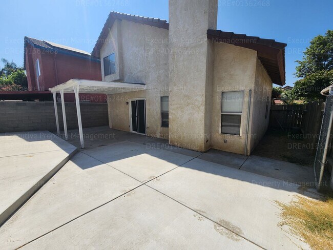 Building Photo - 3 bedroom/ 2.5 bathroom