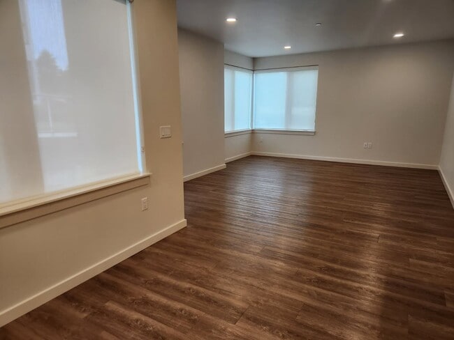 Building Photo - Golf View 2 Bedroom, 2 Bath Flat