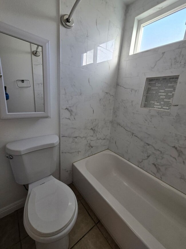 Building Photo - Chestnut