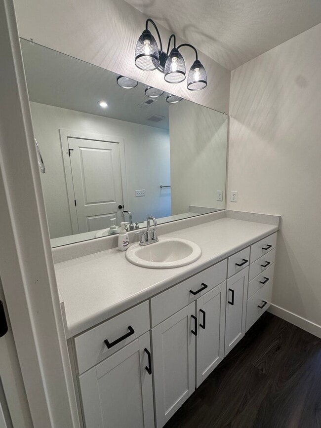 Building Photo - GORGEOUS EAGLE MOUNTAIN TOWNHOME!!!