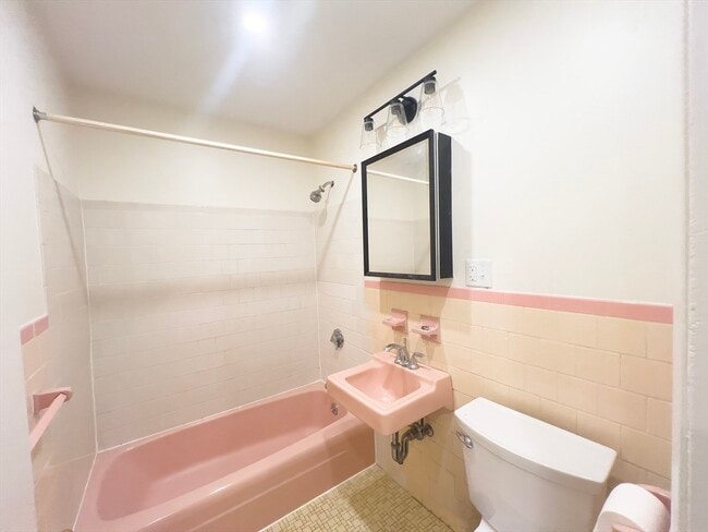 Building Photo - 25 Custer St