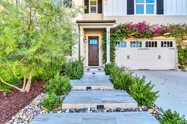 Building Photo - Light and bright 4 bedroom 3 bath beauty i...
