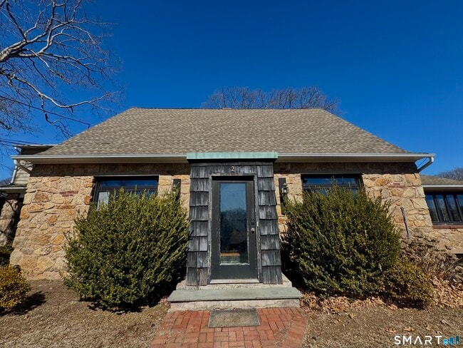 Building Photo - 2 Meadow Pl