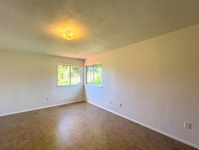 Building Photo - Charming 2 Bed / 2 Bath Home on 1.05 Acres...