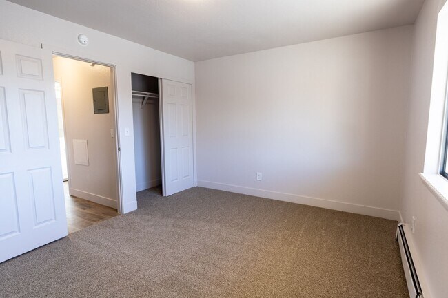 Building Photo - 487 Tracy Dr