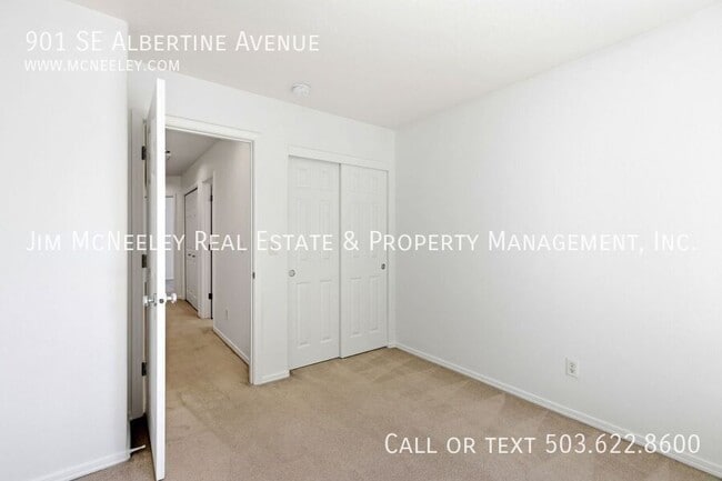 Building Photo - 901 SE Albertine St
