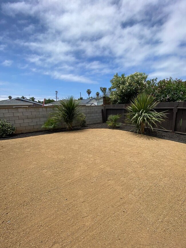 Building Photo - Renovated Beach house just a few blocks fr...