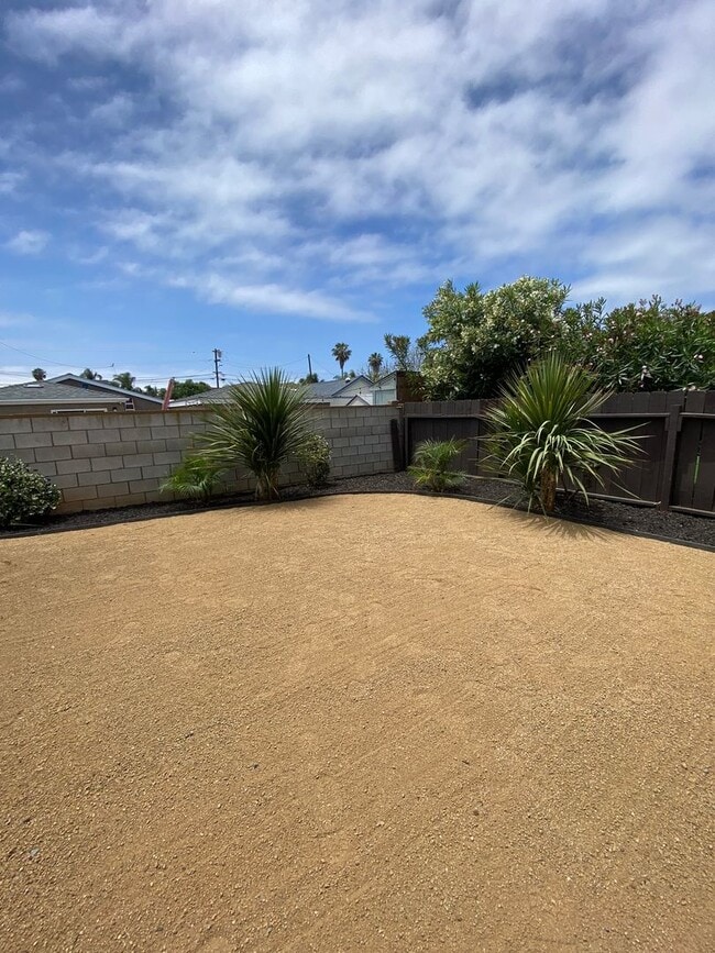 Building Photo - Renovated Beach house just a few blocks from the Beach/Pier in the highly desirable IB Community!