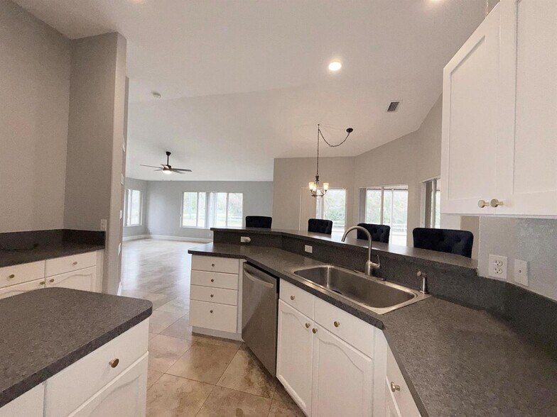 Building Photo - 7534 Coconut Blvd