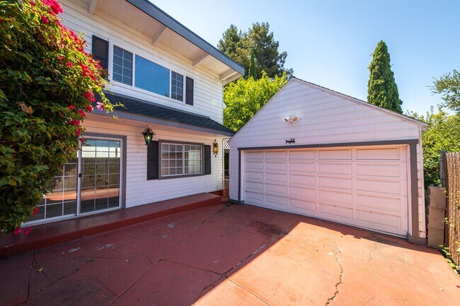 Building Photo - Coming Soon! Lovely Redwood Heights Home w...