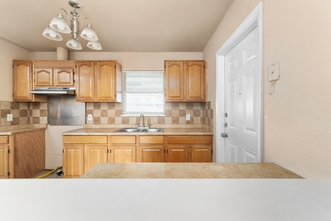 Building Photo - 218 E Villaret Blvd