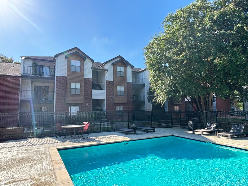 Building Photo - 1400 Clarewood Dr