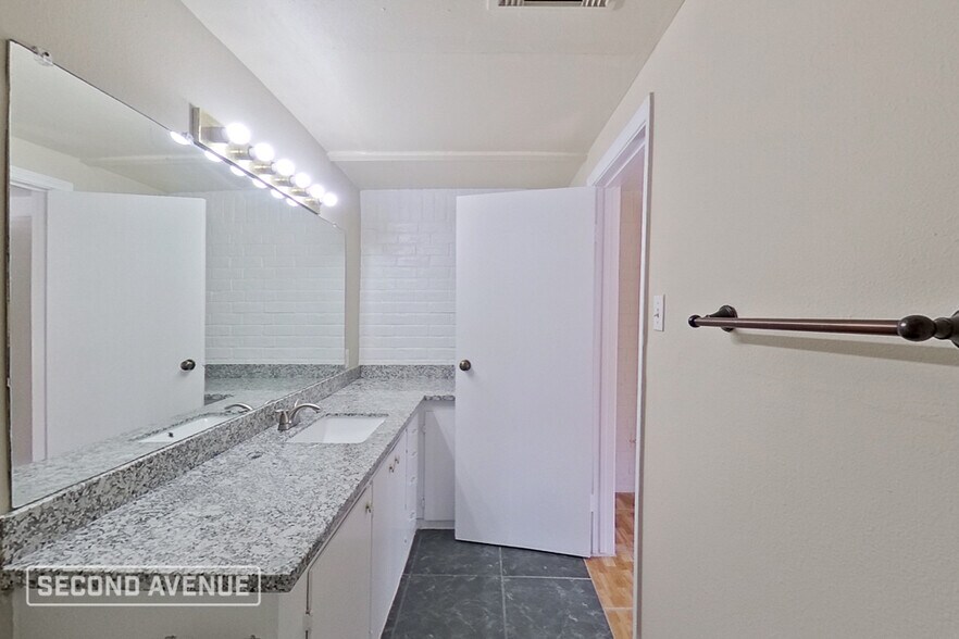 Building Photo - 1495 W Gulf Bank Rd