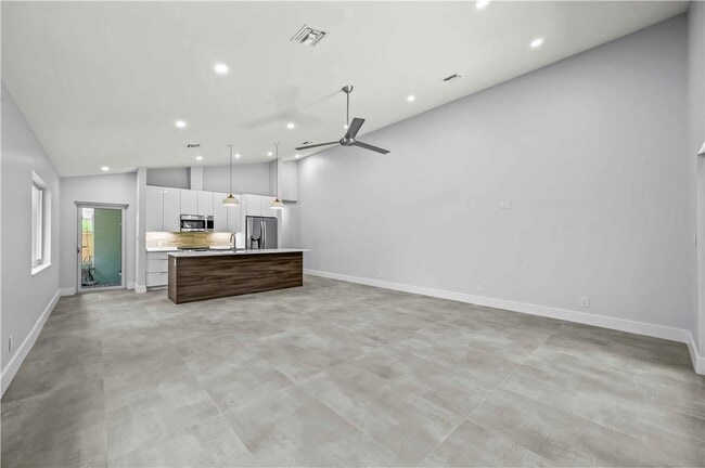 Building Photo - 828 NE 17th Way