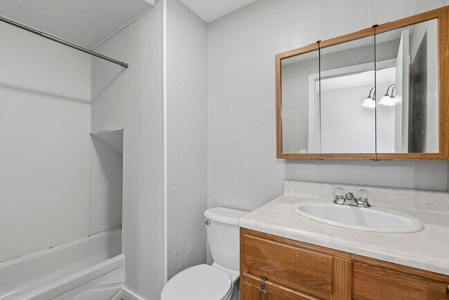 Building Photo - 645 W 10th Ave