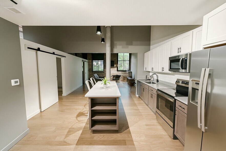 Building Photo - 500 W 7th St N