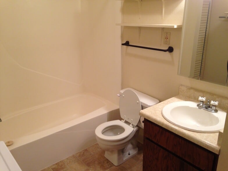 Building Photo - 5415 Akes Dr