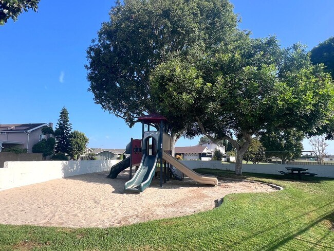 Building Photo - 17755 La Rosa Ln