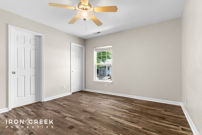Building Photo - Stylish 2BR/2.5BA Townhome in Desirable Fl...