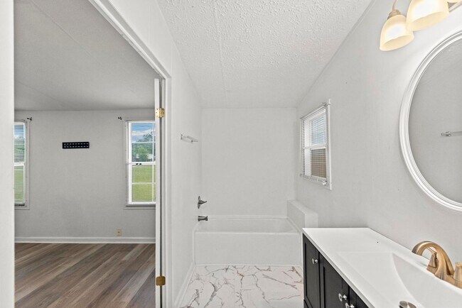Building Photo - 3 bedroom Available Now!