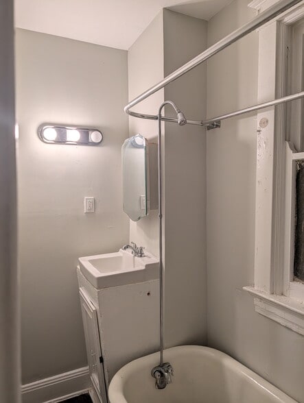 Building Photo - 6413 Vine St