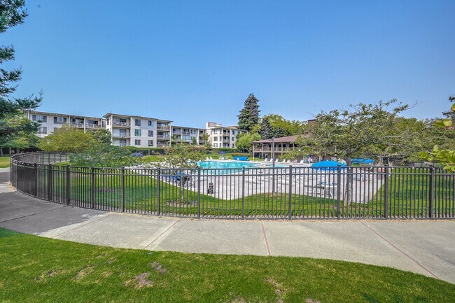 Building Photo - Sweet 2nd floor  studio condo at resort-like Watergate by the Bay in Emeryville!