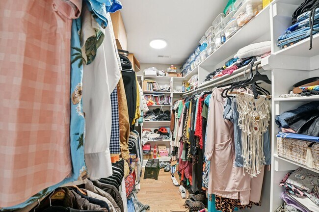 Building Photo - Luxury 5 Bed, 3.5 Bath Home on Large Lot !...