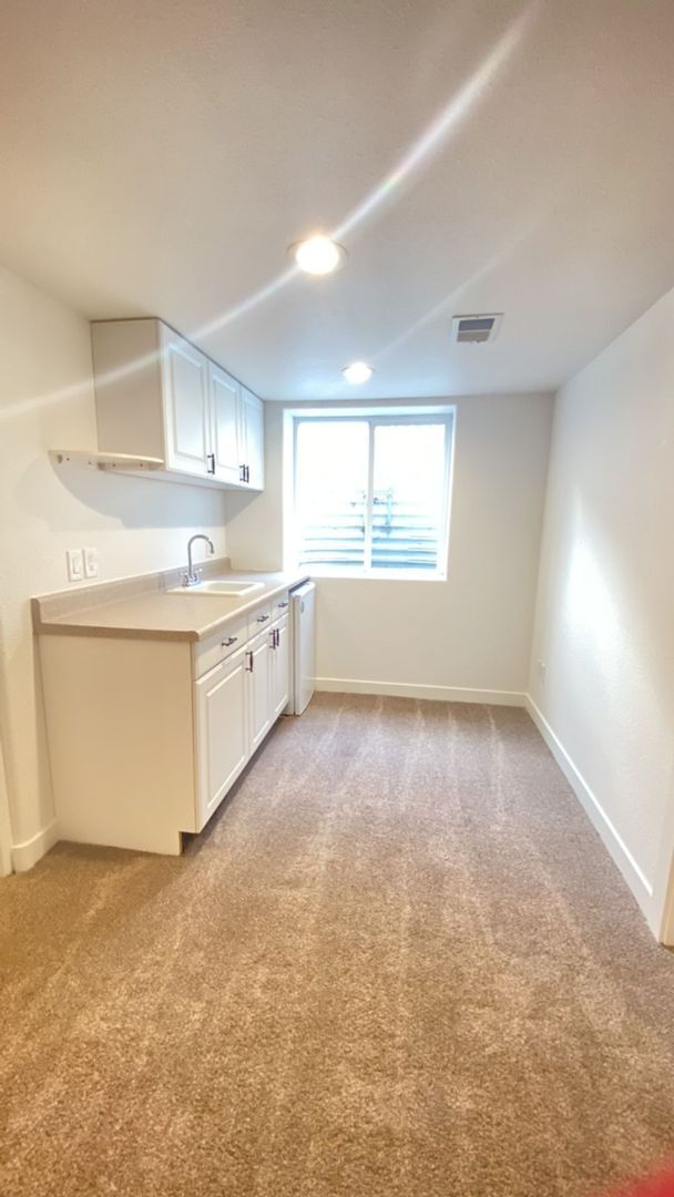 Building Photo - Spacious home in a Prime Location-6-month ...