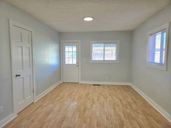 Building Photo - 324 Rosewood Ave