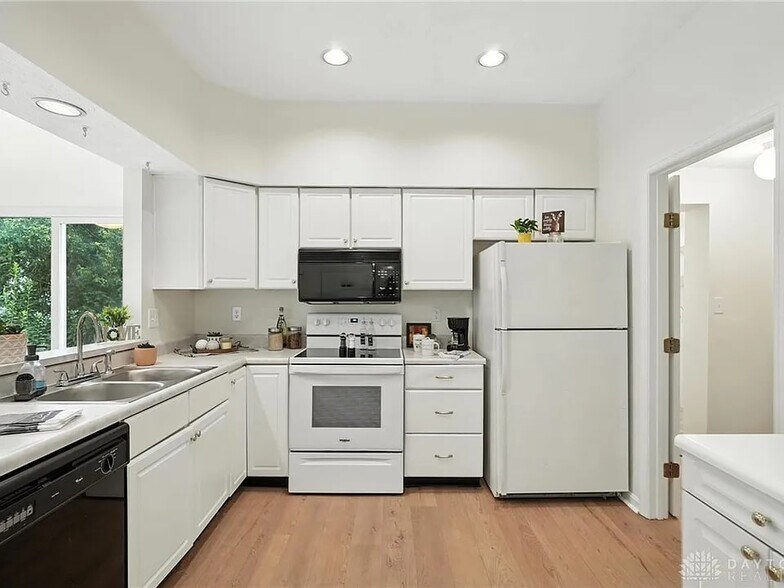 Building Photo - 8576 Timber Park Dr