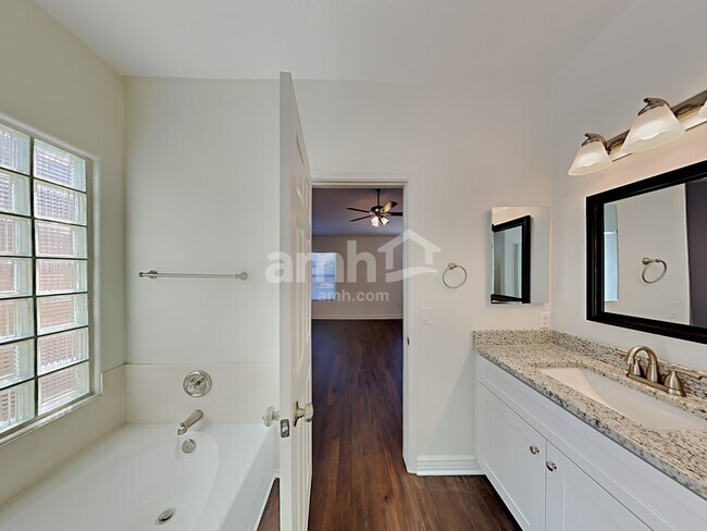 Building Photo - 5383 W Elgin St