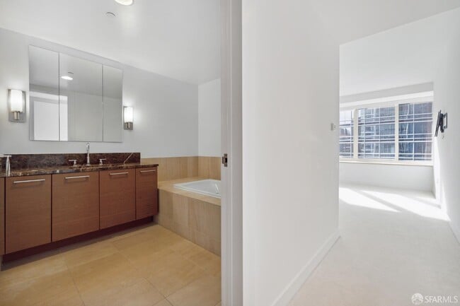 Building Photo - 301 Mission St