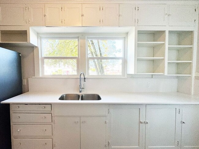 Building Photo - 1100 W 4th Ave