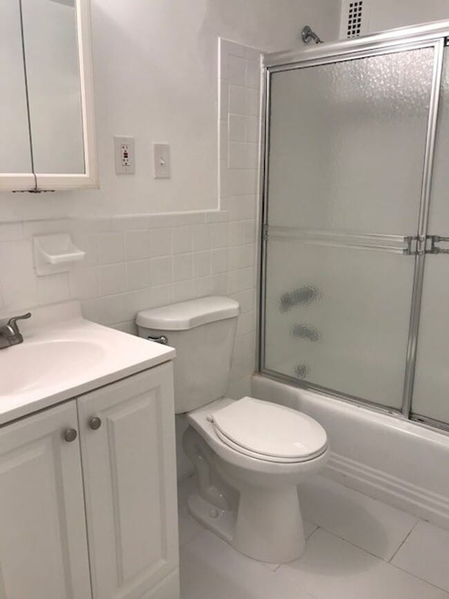 Building Photo - Renovated 1 Bedroom At The West Spring! UTILITIES AND PARKING INCLUDED!