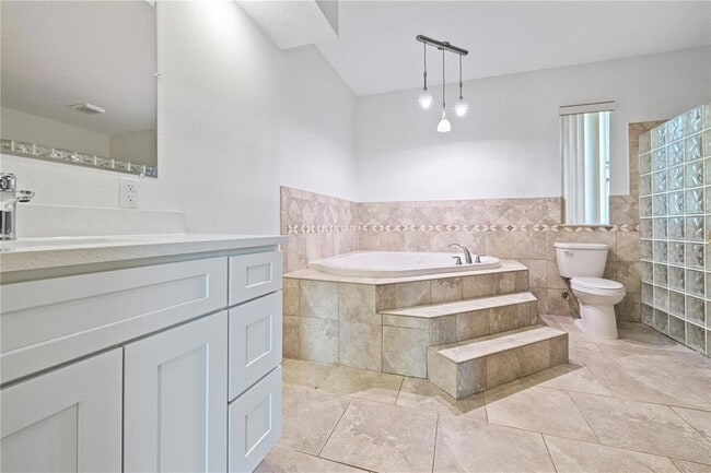 Building Photo - 113 W Gladys St