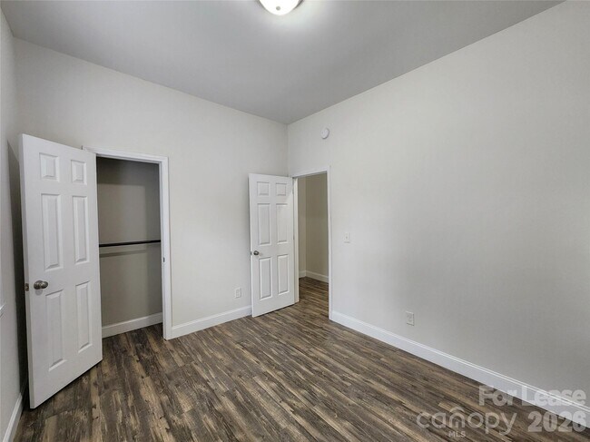 Building Photo - 1421 Oakshade Ave