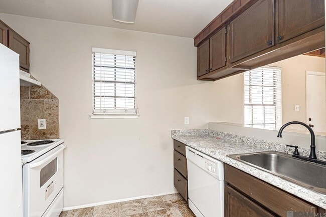 Building Photo - 3003 Greenwood Dr