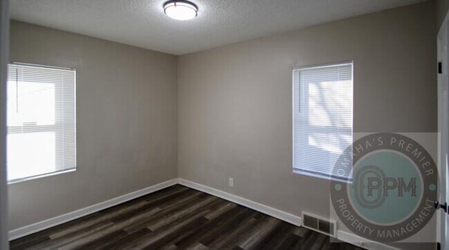 Building Photo - Updated Duplex Near Downtown! - 2 Bed / 1 Bath / 800SF