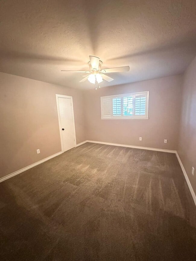 Building Photo - 3 Bed 2.5 Bath Ready To Rent ASAP!