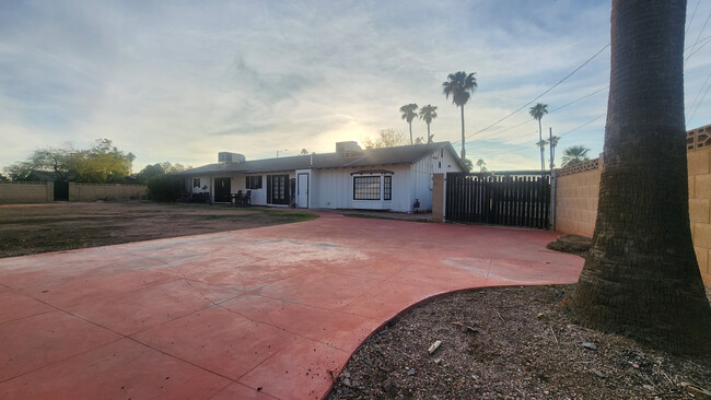 Building Photo - 2211 S Kachina Dr