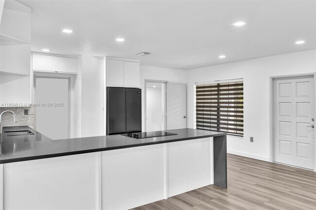 Building Photo - 418 S 57th Way
